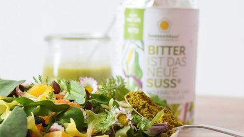 Bunter Salat mit wildem Dressing und Bitterstoffen